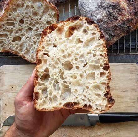 Aufgeschnittenes Sauerteigbrot mit großer, unregelmäßiger Porung